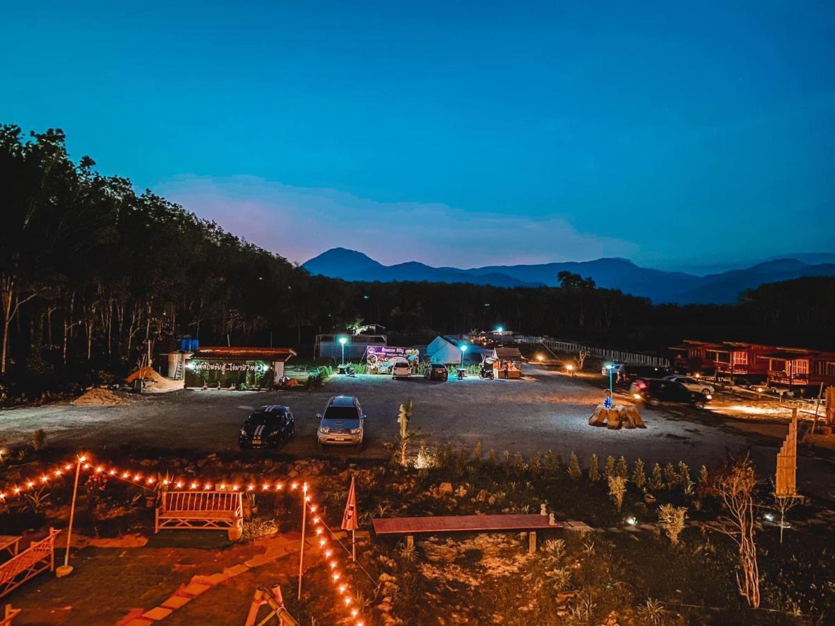 ไร่นาบัวหลวง คาเฟ่ & ฟาร์มสเตย์ Raina Bualuang Cafe & Farm Stay Ban Na No Kültér fotó